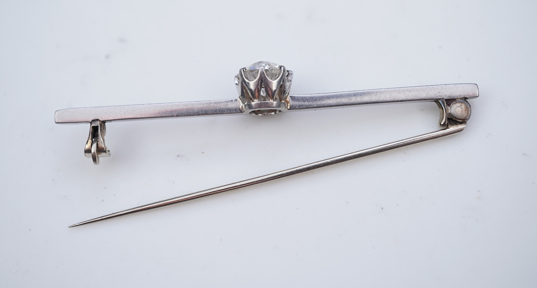A diamond bar brooch, early 20th century